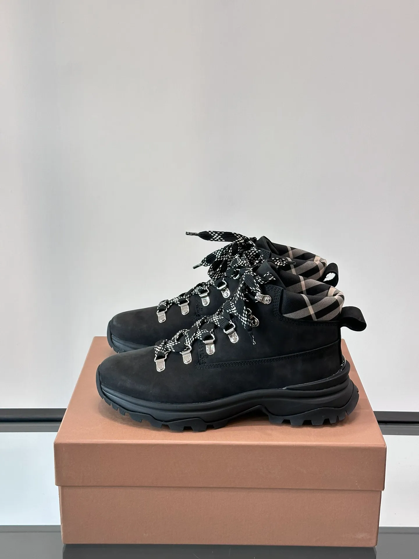 Men's shoes 💰800 ◾️▫️Burberry 2024🆕Ss men's classic high-top thick-soled sneakers, made of first-grain cowhide and decorated with the new brand logo. First-layer cowhide foot pads, the heel is decorated with Burberry lettering embossed logo, and the original TPU outsole! Size: 39-44 (customized at 38.45)